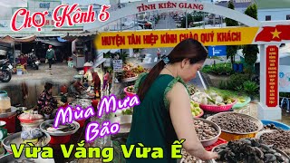 chưa từng thấy CHỢ KÊNH 5 người bán còn nhiều hơn người mua ngay những ngày mưa bão [upl. by Yerg]