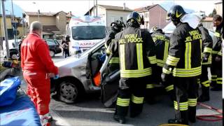 LECCONOTIZIE  Incidente anziano incastrato in auto liberato dai pompieri [upl. by Genia]