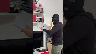 SCHERZO alla mia RAGAZZA mi fingo un LADRO 🫣🚨👮🏻‍♂️ scherzo prank cane dog [upl. by Odnomor164]