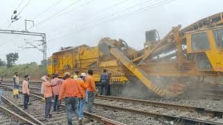 CRP RAILWAY STATION में BCM चलते हुए और गिट्टी को साफ करते हुए video vlog new railway train [upl. by Gilburt]