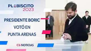 RECIBIÓ REGALOS Y ABRAZOS Así fue la votación de presidente Boric  Plebiscito 2023 [upl. by Eynaffit]