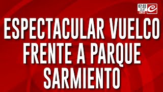 Camión perdió el control y protagonizó espectacular vuelco frente a Parque Sarmiento [upl. by Charmane779]