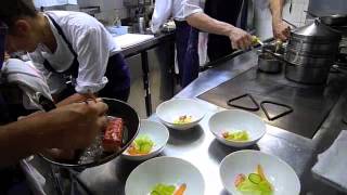 Ambiance de service dans la cuisine de Pascal Barbot lAstrance Paris [upl. by Roselani764]