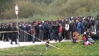 Migranti bloccati al confine tra Bosnia e Croazia [upl. by Zsa567]