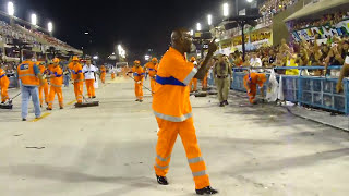 SORRISO DA COMLURB DANDO SHOW DE DANÃ‡A E SIMPATIA NO SAMBÃ“DROMO [upl. by Polard]