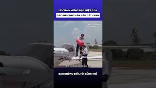 Lễ chào mừng quotđặc biệtquot của các phi công lần đầu bay một mình [upl. by Akamaozu]