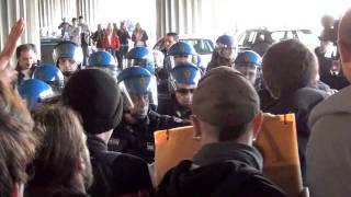 Roma scontri tra studenti e polizia alla stazione Tiburtina [upl. by Eskil]