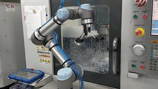 Automated Machine Tending using a Universal UR5e cobot [upl. by Jadd]