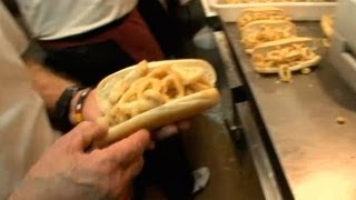 Bocadillo de calamares en la Plaza Mayor de Madrid un clásico gastronómico [upl. by Severen]