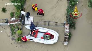 Alluvione in Toscana I Vigili del Fuoco con i gommoni tra case e campagne [upl. by Helmut590]