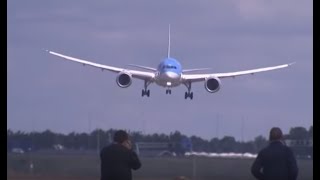 Piloot Dreamliner haalt grapje uit vliegtuigspotters in paniek [upl. by Sillyhp48]