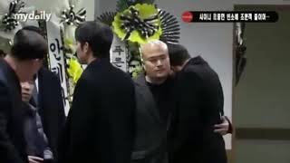 Shinee jonghyun funeral SUJU heechul and singer JUNGMO burst out [upl. by Ahsenor]