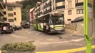 Manovra incredibile di un autobus per fare inversione di strada [upl. by Aurelius]