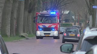 P1 Brandweer Oosterwolde TS 026833 met spoed naar een autobrand op de Biezenkamp in Oosterwolde [upl. by Jodoin]