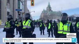 Policía canadiense usa la fuerza para expulsar a manifestantes del Convoy de la Libertad [upl. by Nytsirc]