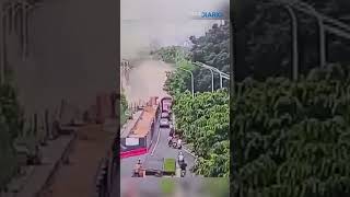 Impactante explosión de drenaje en China Calles y autos cubiertas de desechos [upl. by Koziel]