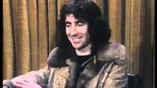 Bon Scott ACDC  entrevista 1977  Parte 2 Subtitulado [upl. by Soisanahta42]