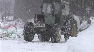 Rundballen transportieren mit altem Hürlimann Traktor bei Schneefall [upl. by Bast]