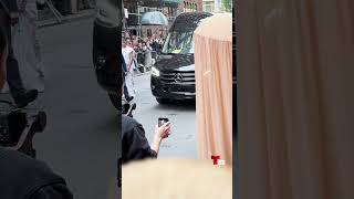 Karol G llama la atención camino a la Met Gala [upl. by Benoite]