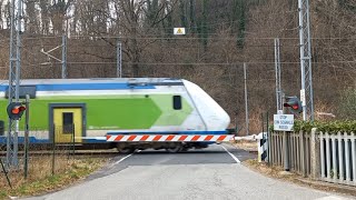 Bahnübergang Bisuschio IT  Railroad Crossing  Passaggio a livello [upl. by Nnalyrehs271]