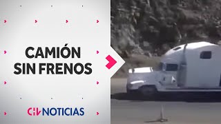 Impactante registro muestra accidente de camión sin frenos en Arica  CHV Noticias [upl. by Dnalloh]