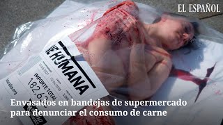 Humanos envasados en bandejas de supermercado para denunciar el consumo de carne [upl. by Downall]