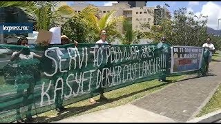 Accaparement des plages AKNL manifeste devant le ministère du Logement [upl. by Nivahb]