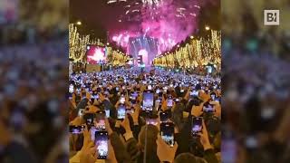 Una distesa di smartphone il video virale del Capodanno a Parigi [upl. by Bascio]