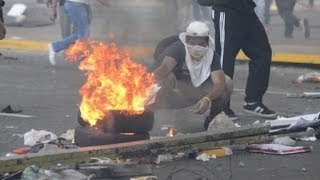 Protesta con disturbios en Caracas [upl. by Anelegna280]