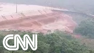 Veja momento em que barragem transborda em Minas Gerais  EXPRESSO CNN [upl. by Ennaitsirhc]