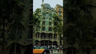 Casa batllo Gaudí Barcelona  kimono rojo [upl. by Teeniv270]