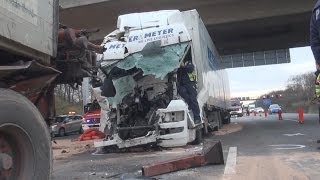 LKW RAST INS STAUENDE  FAHRER LANGE EINGEKLEMMT  FÜHRERHAUS ZERSTÖRT  FEUERWEHR NEUSS [upl. by Coco]