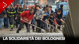 Alluvione a Bologna volontari e residenti spalano il fango quotServe gente venite tuttiquot [upl. by Eseerehc]