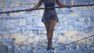 En équilibre sur un fil cette funambule traverse Montmartre [upl. by Yeslah]