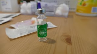 Une Québécoise ayant reçu le vaccin AstraZeneca succombe à une thrombose [upl. by Ayikur]