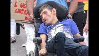 La protesta dei disabili nelle strade di Benevento di Pino Ciociola [upl. by Yhtac235]