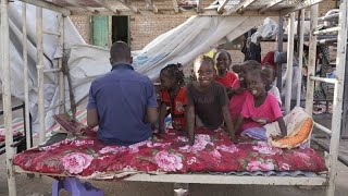 Soudan  lécole sous tente pour les enfants déplacés [upl. by Remot985]