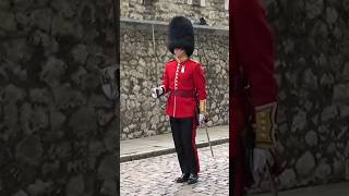 Eskorte zu The Word wo die Yeoman Warder im Gatehouse das Passwort für den Tower of London bringen [upl. by Niwrek]