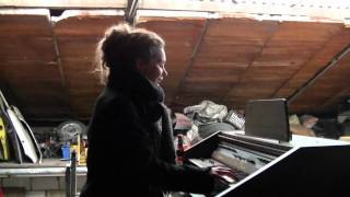 Bo plays the organ and sings Zo alleen  Hans Teeuwen [upl. by Luciano24]