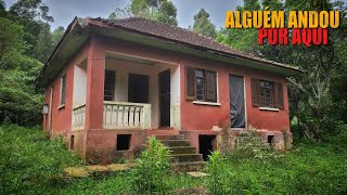 ESTA CASA ESTÁ COMPLETAMENTE ISOLADA E ABANDONADA NA MATA COM MÓVEIS DENTRO [upl. by Alford]