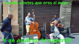 Asiático tocando el contrabajo con músicos de la calle en Italia [upl. by Jevon]