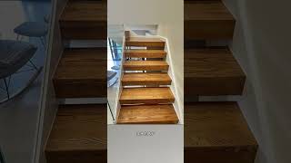 Escalera minimalista con balaustrada de cristal y peldaños de madera macizadesign [upl. by Nomal678]