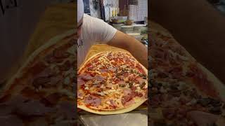 IL PIZZAIOLO PIÙ GRANDE DEL MONDO 😆😆😆🍕🤩🙏strapizzando allinfinito [upl. by Avuha]