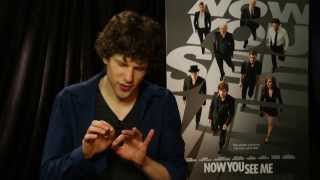 Jesse Eisenberg Does Some Magic From Now You See Me  Univision Noticias [upl. by Whitman]