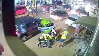 Câmera registra grave acidente com motociclista na Vila Mariana em Porto Velho [upl. by Enyedy707]