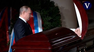 Putin reaparece en la capilla ardiente del ultranacionalista Zhirinovsky [upl. by Egap]