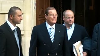 Roger Moore en dédicace pour les 50 ans de James Bond à Paris le jeudi 4 octobre 2012 [upl. by Aihc935]