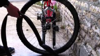 Changer un pneu de vélo  Conseils Vélo VTT Bricoler [upl. by Plate]