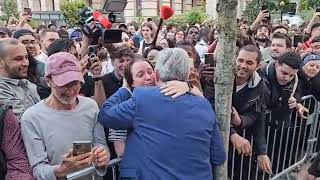 JeanLuc Mélenchon suscite la ferveur  La foule le remercie [upl. by Rohn]