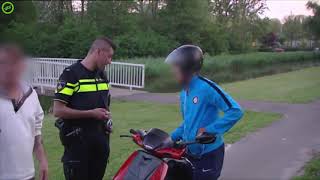 Scooter rijder rijdt zonder rijbewijs rond en wordt gepakt door de politie  Wegmisbruikers [upl. by Maribel]